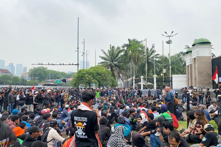 Sampaikan Aspirasi dengan Cara Damai, Jangan Anarkis, Awas Provokator! Demo di depan geding DPR. Foto : Ist