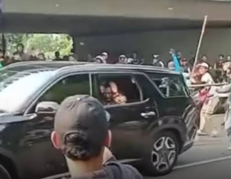 Sehari Setelah Aksi Demo , Kini Nopol Mobil Khusus Anggota DPR Diganti Mobil yang sempat firusak saat Demo 25/8. Foto : Ist