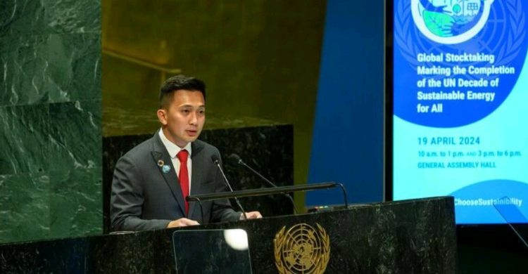 Sekjen PBB Tunjuk Zagy Berian Jadi Penasihat Muda Bidang Iklim Pendiri Society of Renewable Energy (SRE) Zagy Yakana Berian menyampaikan pandangan pada sidang Majelis Umum PBB soal percepatan implementasi SDG 7, menandai berakhirnya Dekade Energi Berkelanjutan untuk Semua (2014–2024). Foto: SRE