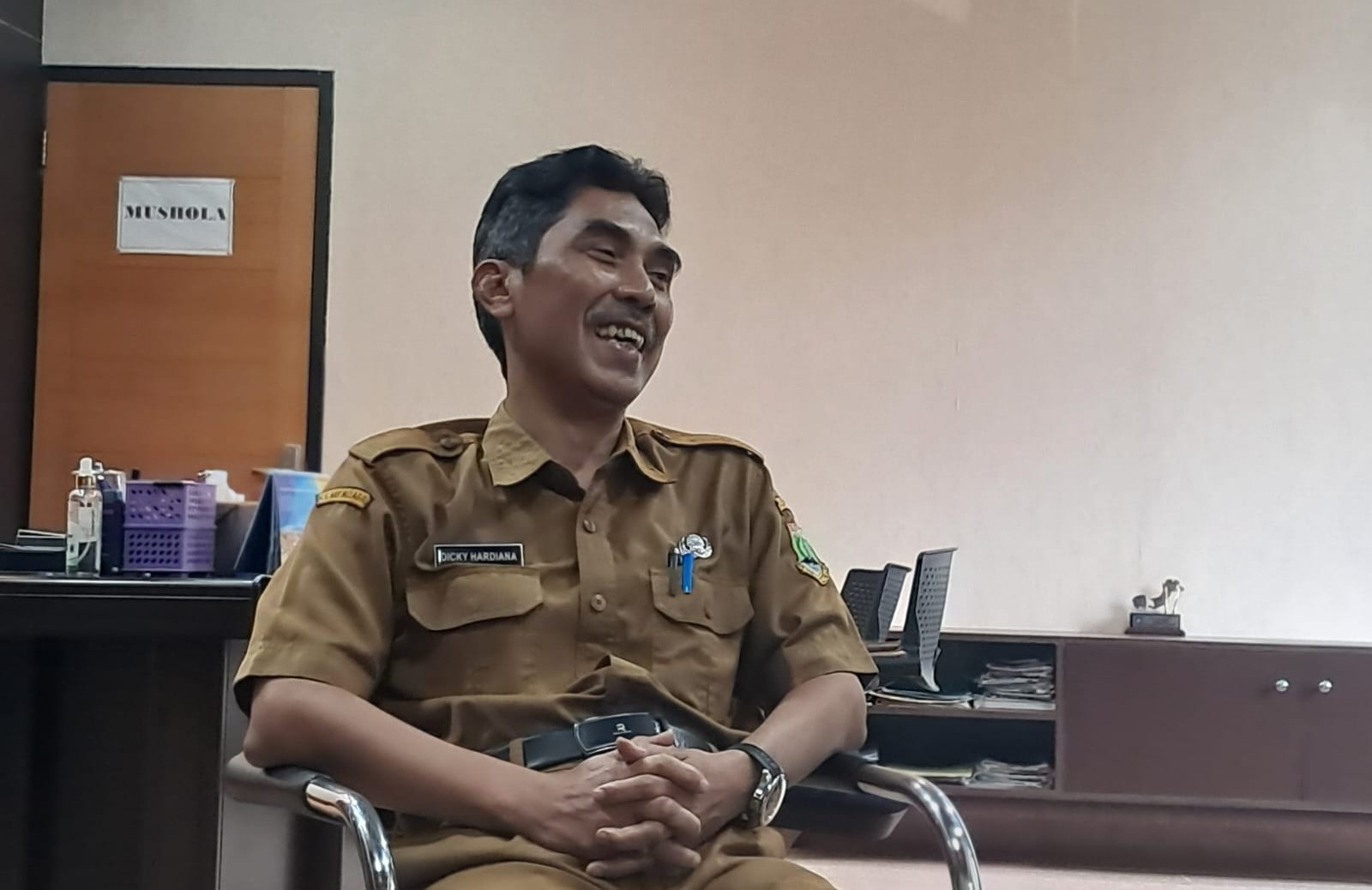 Plt Kepala Dinas Sosial (Dinsos) Provinsi Banten, Dicky Hardiana saat diwawancara wartawan terkait perkembangan Sekolah Gratis, di ruangannya, Senin (4/8). Foto : Ist