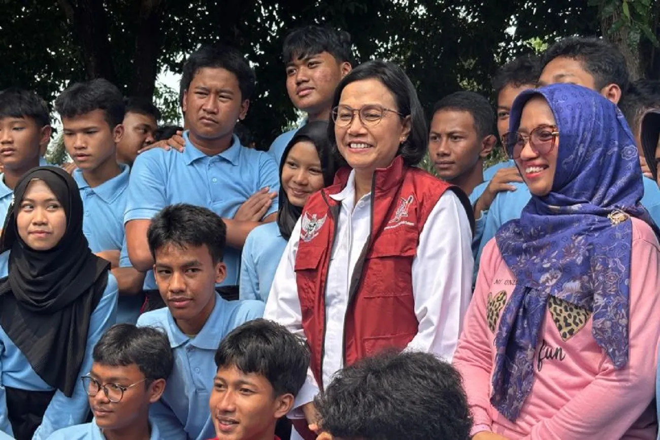 Sekolah Rakyat Kado Negara Untuk Orang Miskin Menkeu Sri Mulyani dan siswa Sekolah Rakyat di Jakarta Selatan. Foto : Ist