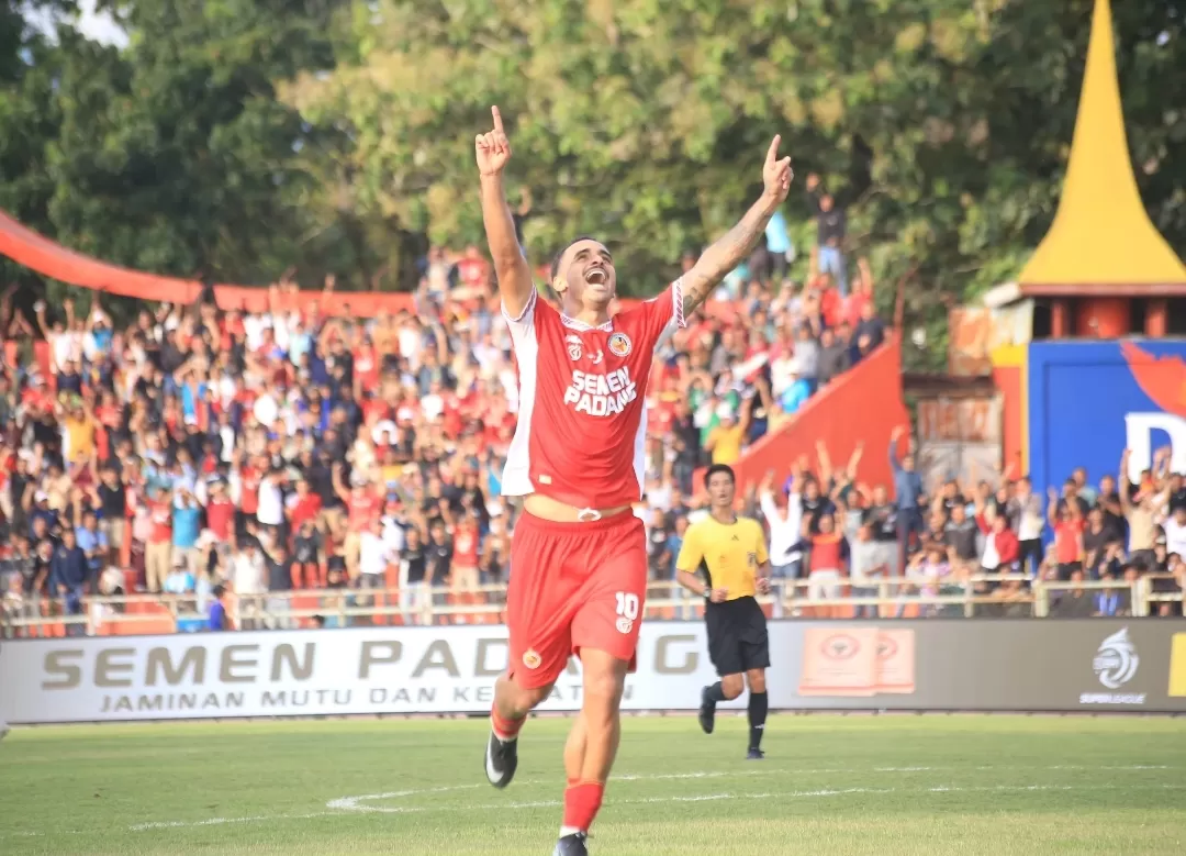 Selebrasi Bomber Semen Padang Bruno Gomes usai mencetak gol. Foto : Ist