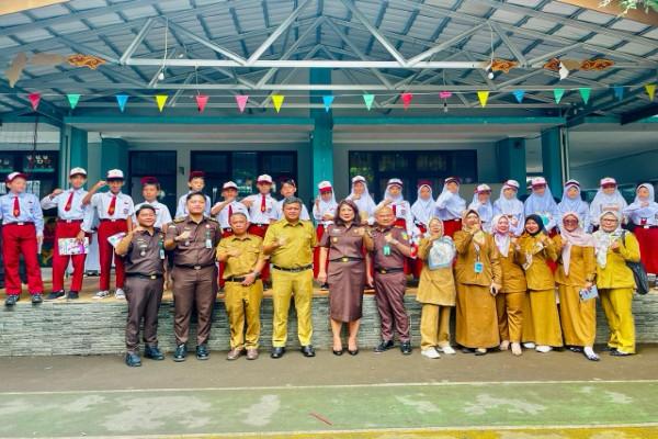 Siswa SDN Rengas Dikenalkan Hukum & Nasionalisme Kejari Kota Tangsel kembali menggelar kegiatan Jaksa Masuk Sekolah di SDN Rengas. Foto : Ist