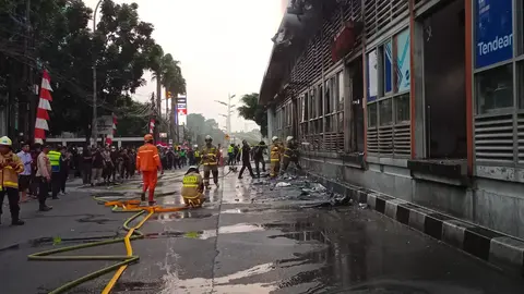 Situasi Tak Kondusif, Seluruh Layanan TransJakarta Tidak Beroperasi Halte TransJakarta Tendean yang rusak skibat demo. Foto : Ist