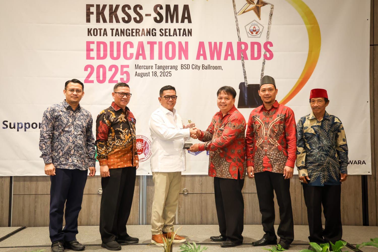 Gubernur Banten Andra Soni (no 3 dari kiri) saat menghadiri Forum Komunikasi Kepala Sekolah Swasta Sekolah Menengah Atas (FKKSS-SMA) Kota Tangsel. Foto : Humas Pemprov