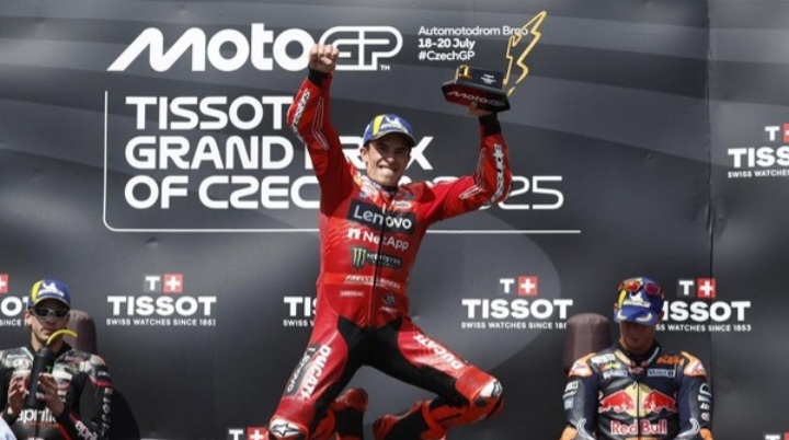 Super Bahagia Marquez Berdiri Di Podium MotoGP Austria 2025 Pembalap Ducati Marc Marquez keluar sebagai Juara MotoGP Austria 2025. Foto : Ist