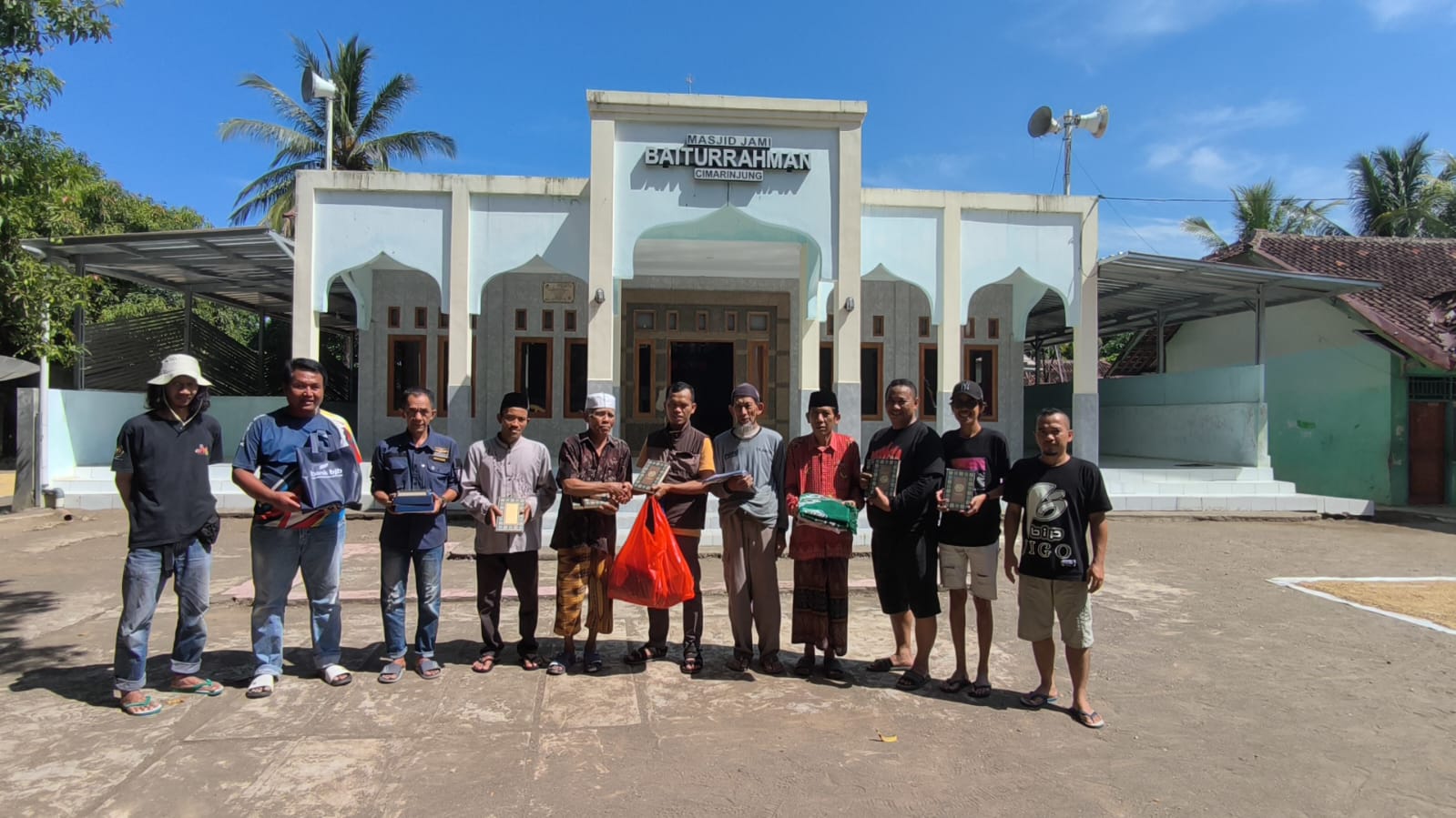 Jurnalis Tangsel salurkan bantuan ke surau di pesisir Sukabumi–Lebak jelang HUT RI ke-80. (tangselpos.id/rmn)