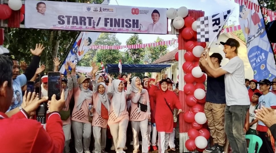 Syukuran Program Bang Andra Ala Warga Menes Anggota DPRD Pandeglang Erin Fabiana Ansori bersama Camat Menes, sedang melepas para peserta jalan santai di Desa Menes, Kecamatan Menes, Kabupaten Pandeglang, Minggu (24/8).
