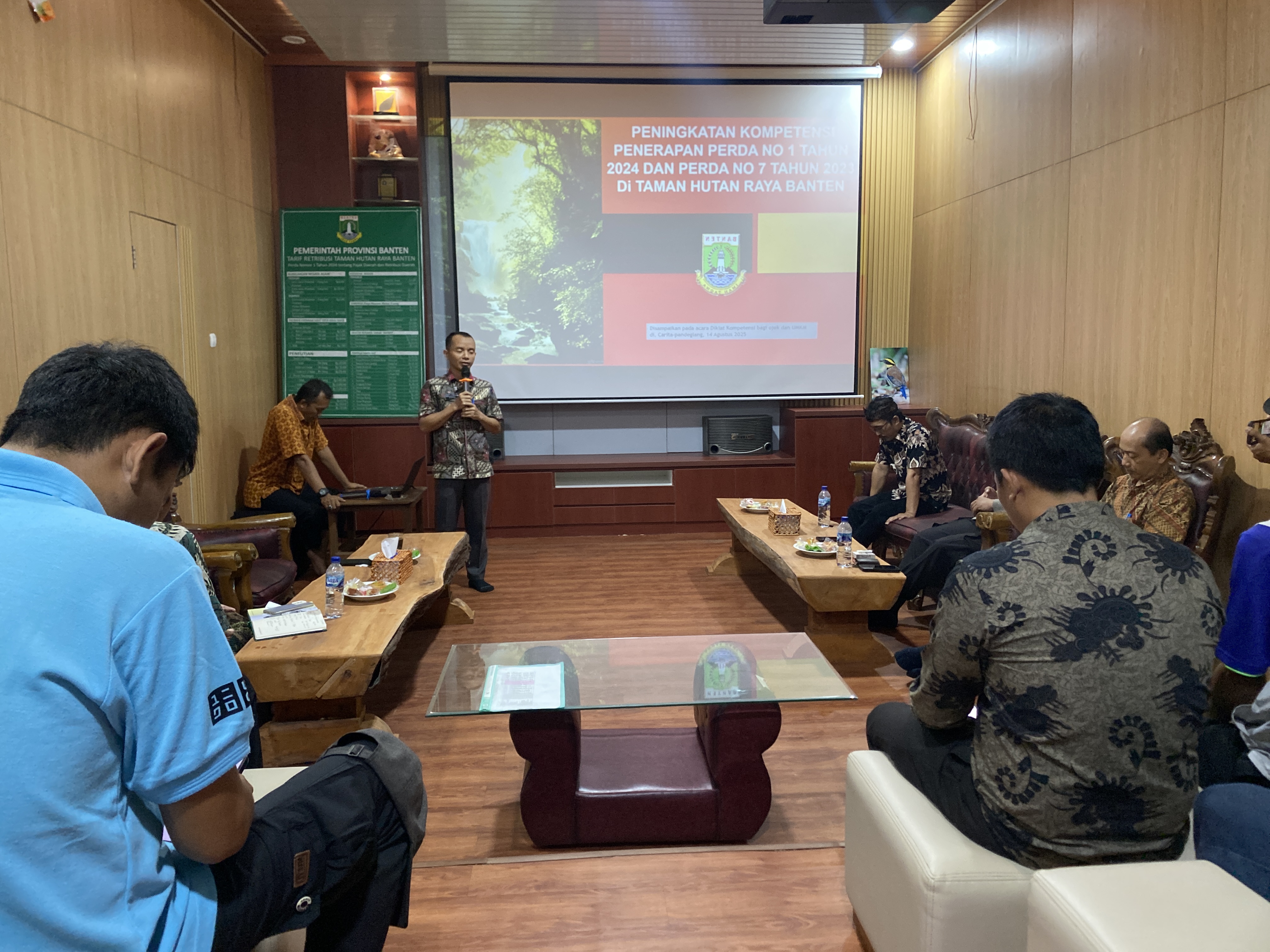 Kepala Tahura Banten, Hudri sedang memberikan sambutan pada kegiatan Diklat Peningkatan kompetensi di Aula Tahura Banten, Kecamatan Carita, Kabupaten Pandeglang, Kamis (14/8).