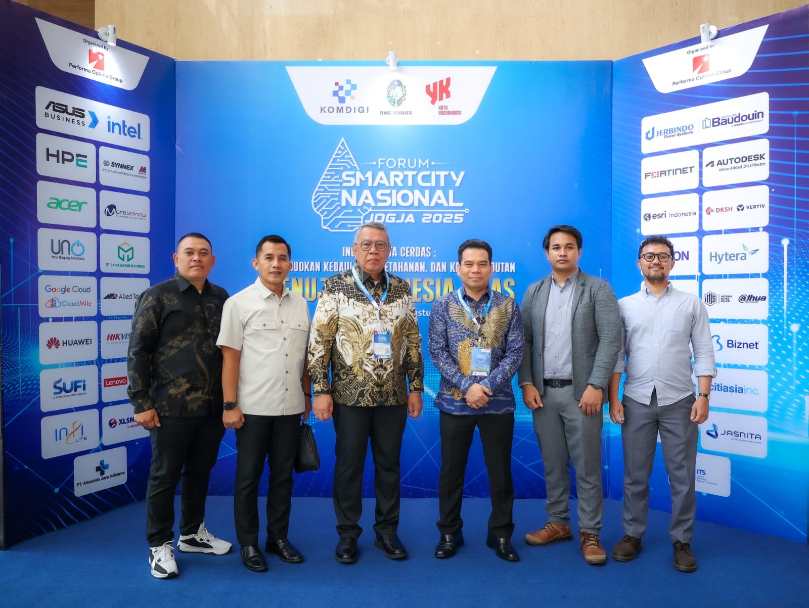 Wali Kota Tangsel, Benyamin Davnie dan jajaran Diskominfo saat menghadiri acara Forum Smart City Nasional di Yogyakarta, Rabu (27/8)