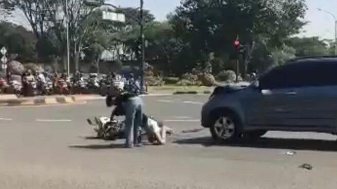 Terobos Lampu Merah Di BSD, Pemotor Hantam Mobil Kecelakaan lalu lintas terjadi di Jalan Boulevard BSD Timur, Kecamatan Cisauk, Kabupaten Tangerang, pada RABU (27/8) sekitar pukul 09.30 WIB.