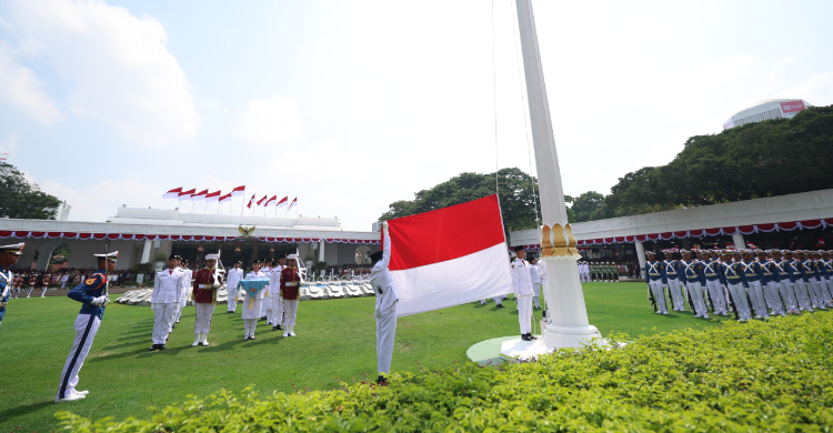 Prosesi penurunan Bendera Pusaka. Foto : Ist