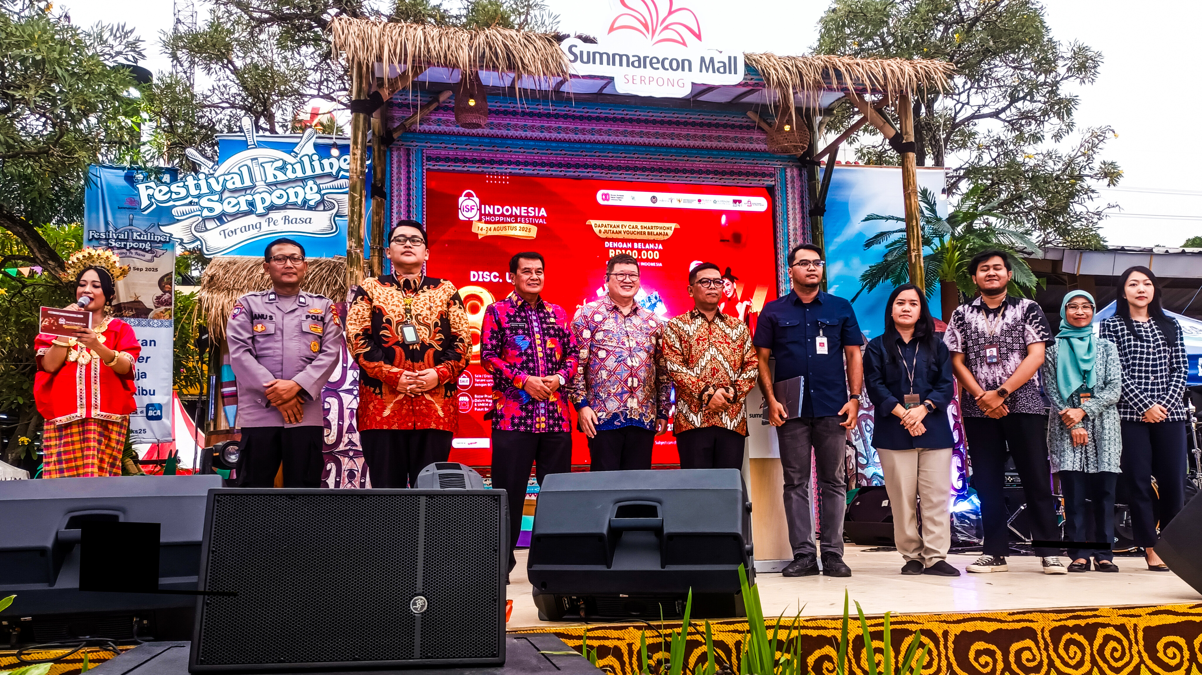 Transaksi Indonesia Shopping Festival 2025 Tembus Rp 25,19 Triliun Penutupan Indonesia Shopping Festival 2025 di Summarecon Mall Serpong makin semarak dengan hadirnya Gubernur Banten Andra Soni dan Bupati Tangerang Moch. Maesyal Rasyid, sekaligus pembukaan Festival Kuliner Serpong, Kamis (28/08/2025). (tangselpos.id/lim)