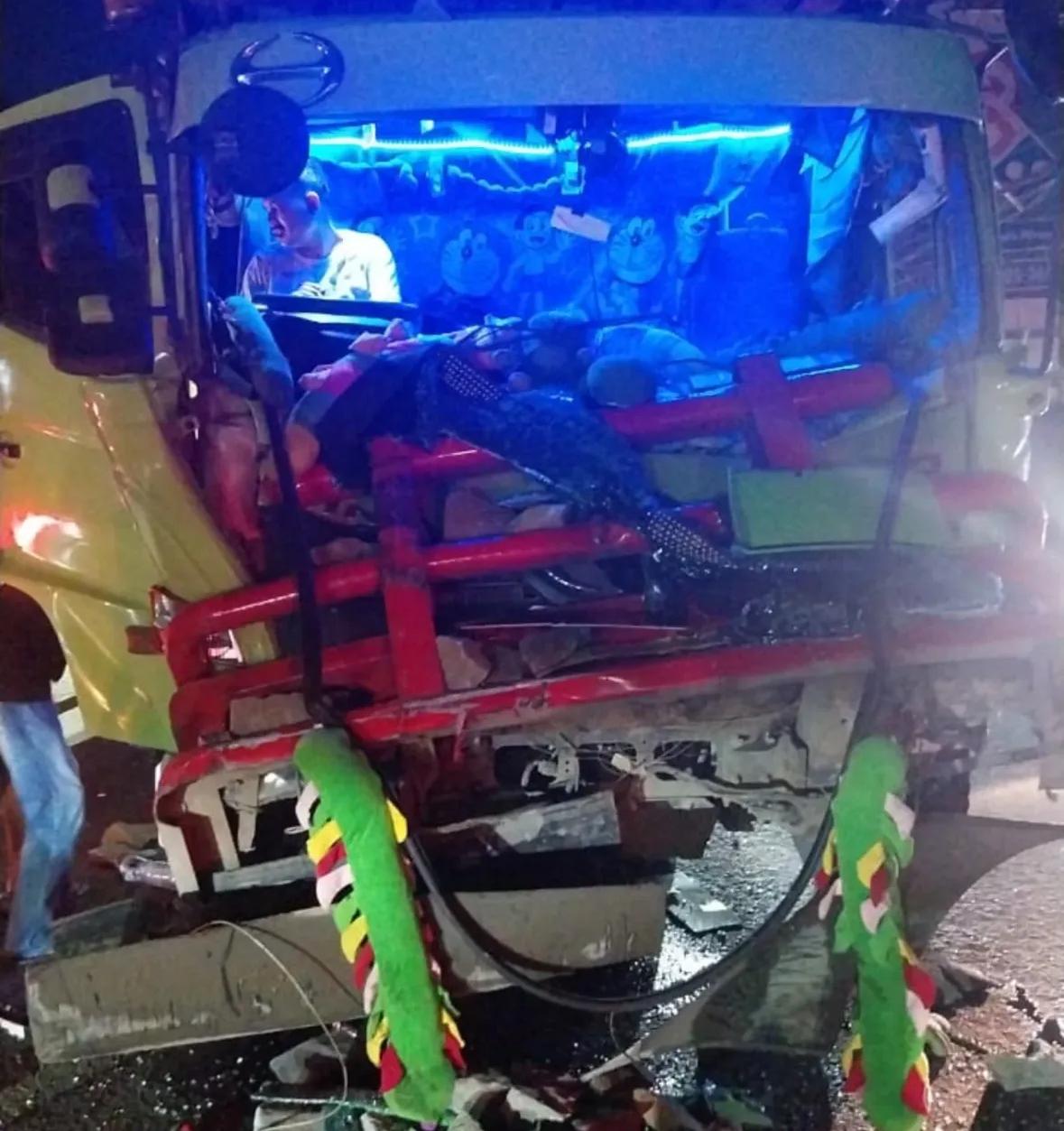 Kecelakaan tunggal yang melibatkan sebuah truk di kawasan Ciputat, Tangerang Selatan, menyebabkan kemacetan panjang yang masih berlangsung hingga Kamis siang (7/8).