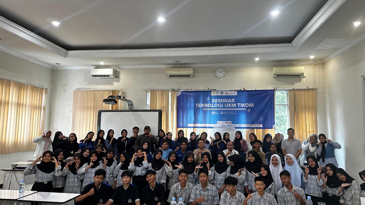Usai mengikuti Seminar Teknologi, para peserta bersama panitia foto bersama, di Aula SMKN 2 Pandeglang, Rabu (20/8).