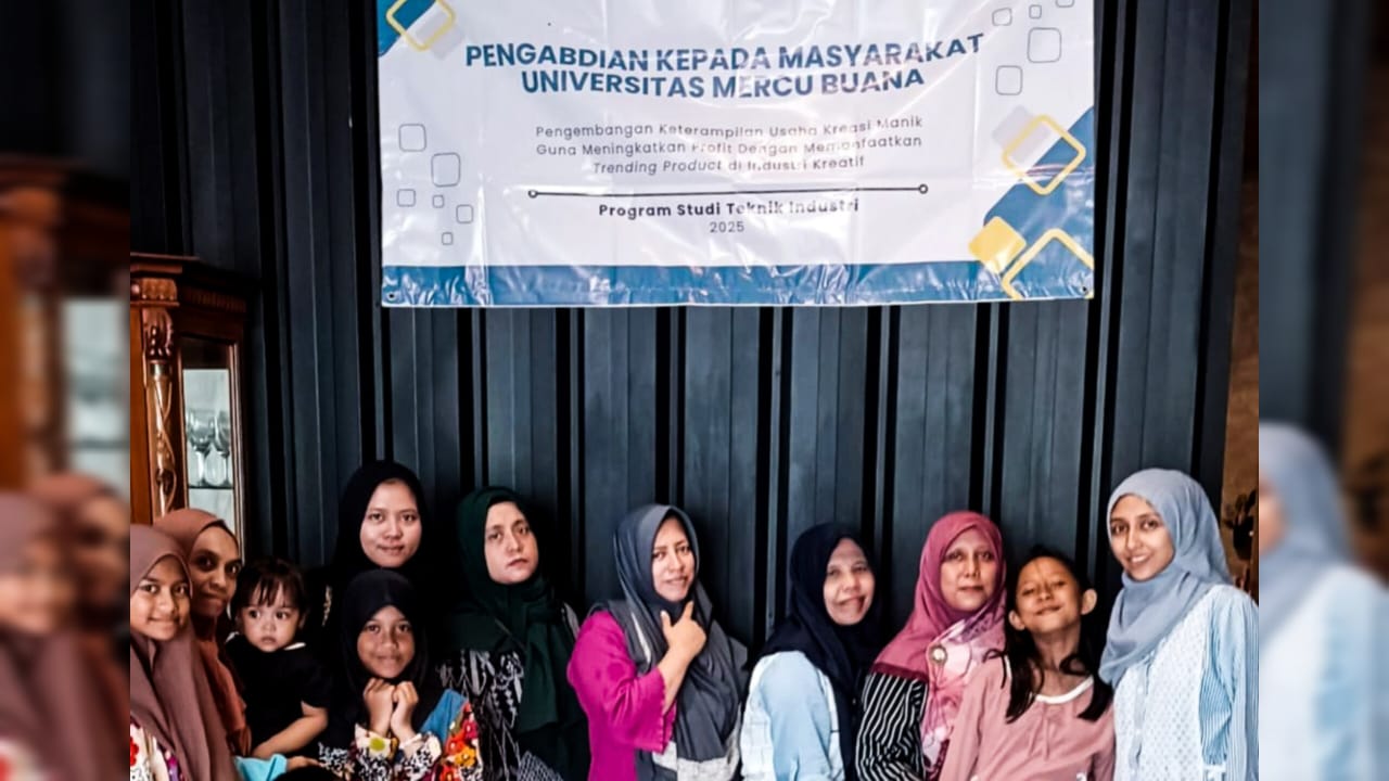 Dosen dan peserta pelatihan pembuatan kerajinan manik-manik berfoto bersama dalam kegiatan Pengabdian kepada Masyarakat Universitas Mercu Buana di Palmerah, Jakarta Barat. (Ist)