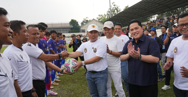Untuk Pertama Kalinya Liga 4 Bergulir Ketum PSSI Erick Thohir (no 2 kanan) saat membuka Liga 4 di Kota Depok. Foto : Ist