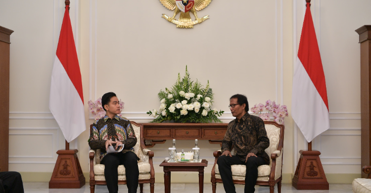 Wapres Gibran saat menerima audiensi Pimpinan Keroncong Tugu Cafrinho, Daud M. Yahya . Foto : Ist