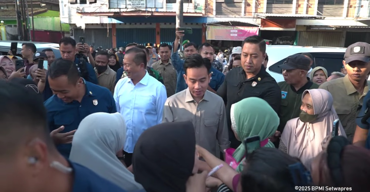 Wapres Gibran Blusukan Di Mataram Wapres Gibran saat blusukan di NTB. Foto : Ist