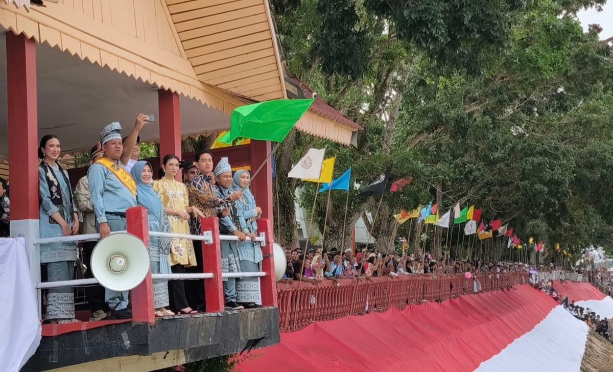 Wapres Gibran mengibarkan bendera dimulainya Festival Pacu Jalur 2025. Foto : Ist