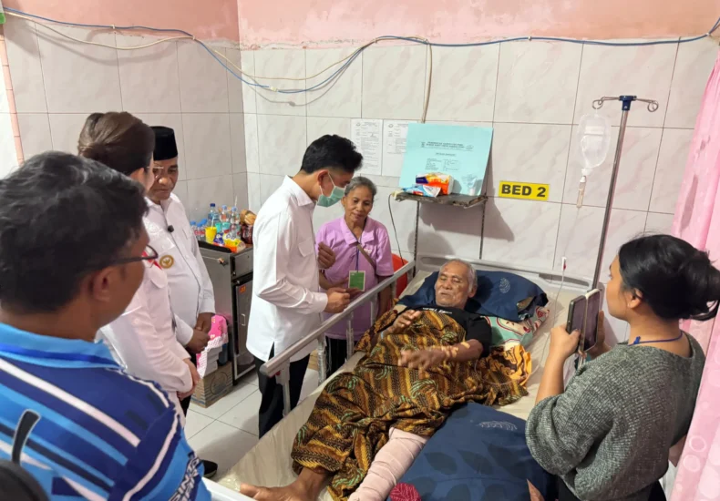 Wapres Gibran Kunjungi Poso, Bantu Korban Gempa Wapres Gibran mengunjungi korban gempa di RSUD Poso. Foto : Ist