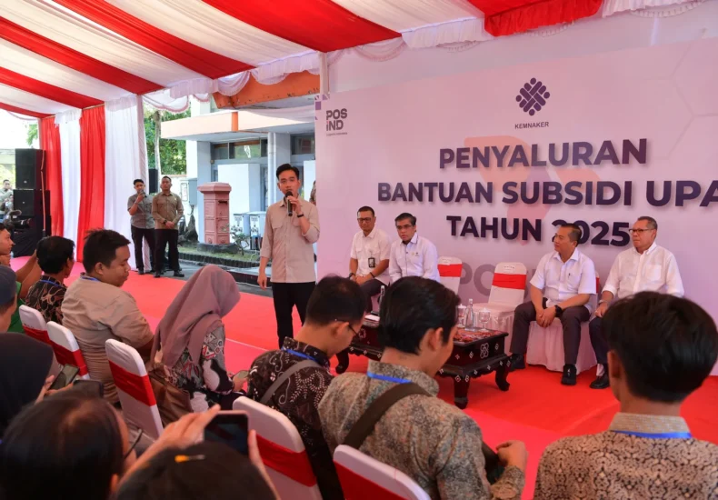 Wapres Tinjau Penyaluran BSU Di Mataram, Minta Distribusi Hingga Daerah Terpencil Wapres Gibran saat meninjau penyaluran BSU di NTB. Foto : Ist