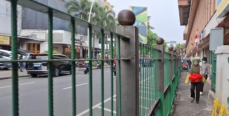 Warga Jalan Lebih Jauh Akibat Pagar Stasiun Cikini Ditinggikan Pagar di depan Stasiun Cikini. Foto : Isy