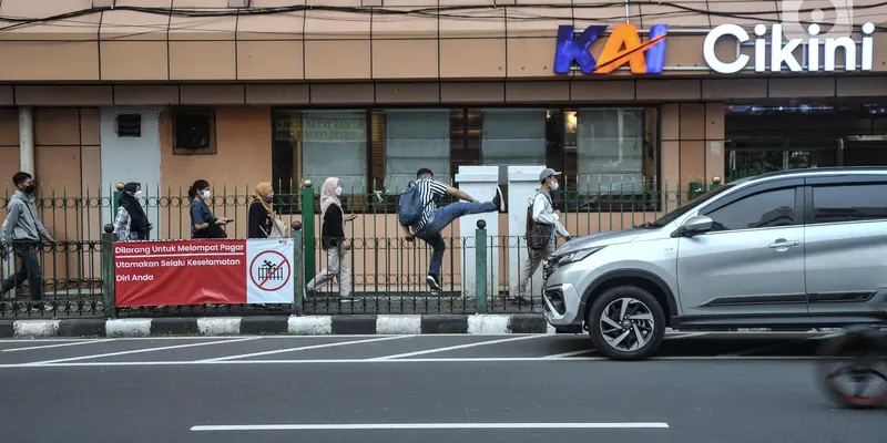 Warga Sering Lompat Pagar Stasiun Cikini, Pemprov DKI Pertimbangkan Bangun JPO Beberapa warga tertangkap kamera sedang melompat pagar di Stasiun Cikini. Foto ; Ist