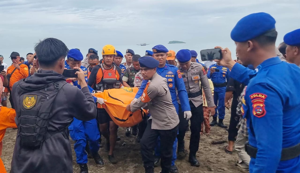 Warga Tangerang Tewas Terseret Ombak di Sumatra Barat Jenasah Thiong May Cay Pakpahan ditemukan di Pantai Pasia Nan Tigo, Kota Padang. Foto ::Ist