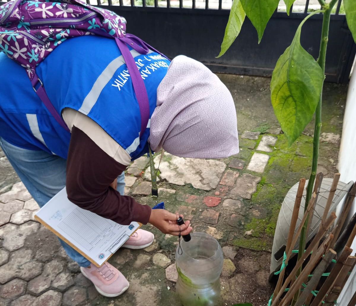 Waspada! DBD Sudah Tembus 487 Kasus Kader Jimantik saat melaksanakan gerebek jentik di Tangsel, Minggu (24/8).