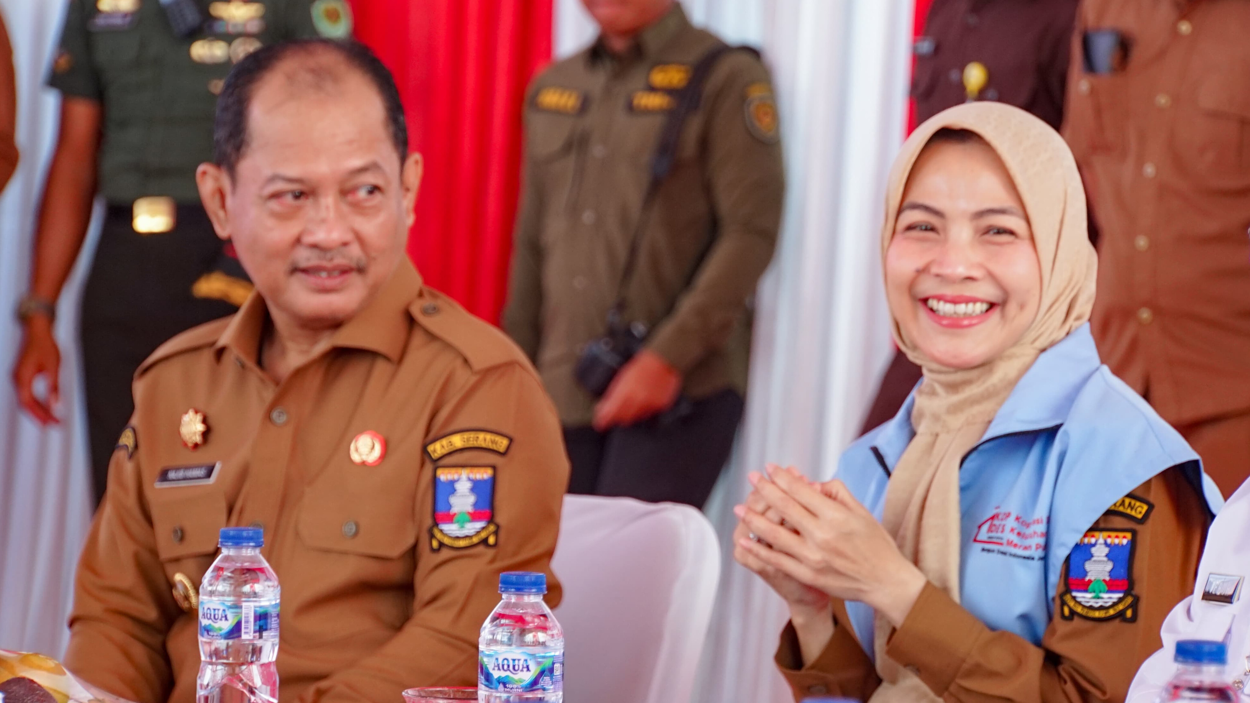 100 Hari Kerja, Kekompakkan Zakiyah-Najib Dinilai Telah Lakukan Perbaikan Dengan Baik KUNJUNGAN KERJA. Bupati Serang, Ratu Rachmatuzakiyah bersama Wakil Bupati Serang, M. Najib Hamas saat melakukan kunjungan kerja, beberapa waktu lalu.