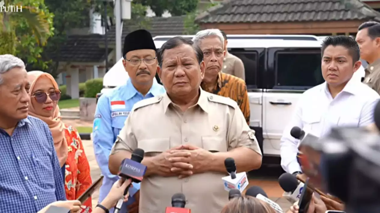 Presiden Prabowo usai meninjau Sekolah Rakyat Menengah Pertama (SRMA) 10 Margaguna, Jakarta Selatan. Foto : Ist