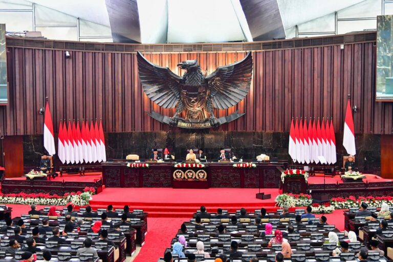 Anggota DPR Yang Sakiti Rakyat Pecat, Jangan Cuma Nonaktif! Sidang Paripurna. Foto : Ist