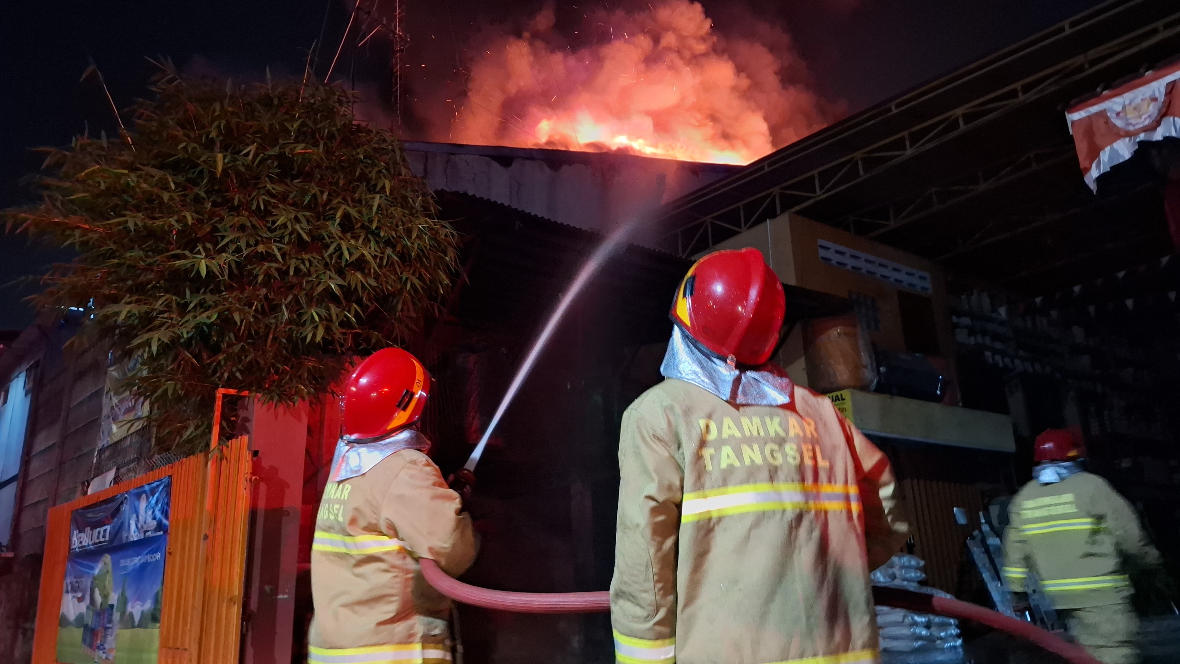 Kebakaran gudang Kelurahan Paku Jaya, Serpong Utara. Foto : Ist