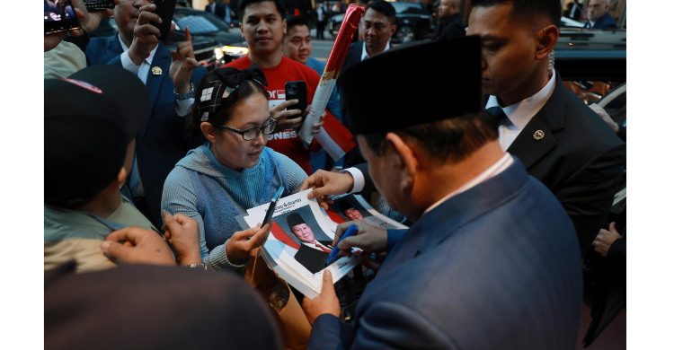 Bahagianya Diana Dapat Tanda Tangan Prabowo, Tangannya Sampai Gemetar Diana WNI yang tinggal di New York gembira saat mendapat tanda tangan dari Presiden Prabowo. Foto ; Ist