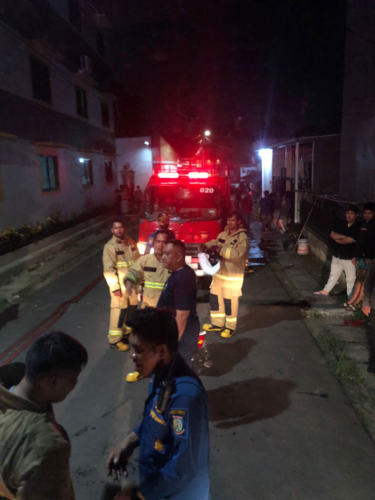 Bangunan Sarang Walet Dekat Asrama Polisi Polsek Serpong Kebakaran, Diduga Akibat Percikan Api Kebakaran kembali terjadi di wilayah Cilenggang, Serpong, Kota Tangerang Selatan pada Rabu (3/9/2025) malam. (Ist)