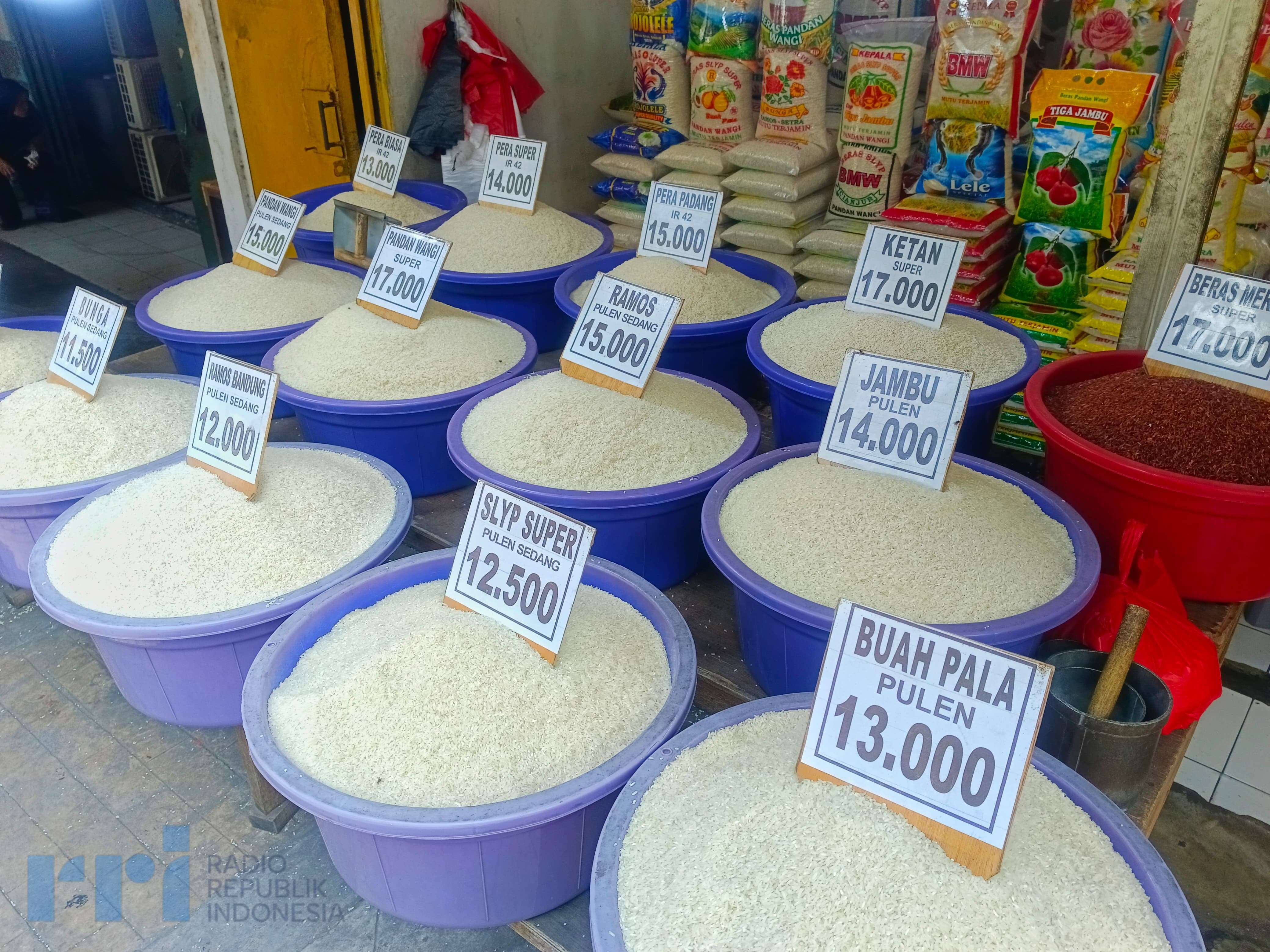 Beras di pasar tradisional. Foto : Ist