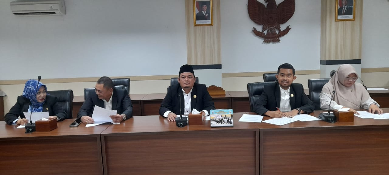 Bapemperda DPRD Kota Tangsel saat gelar rapat terkait pembahasan Raperda, Selasa (16/9).