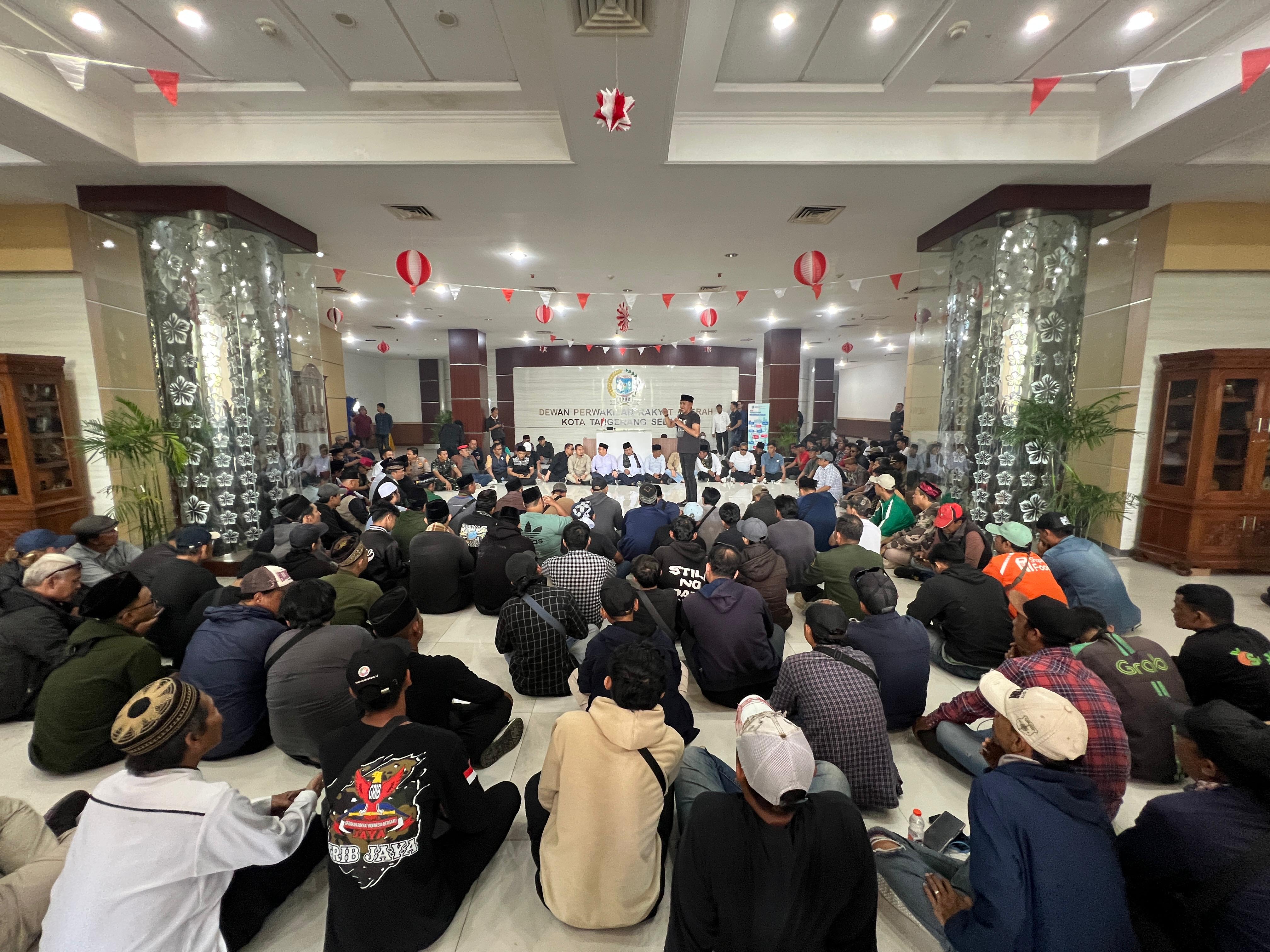 Beredar Info Bakal Didemo, Gedung DPRD Dijaga Ratusan Warga Ratusan Warga kembali datangi kantor DPRD Kota Tangsel untuk menjaga Gedung DPRD Kota Tangsel dari potensi adanya kelompok perusuh.