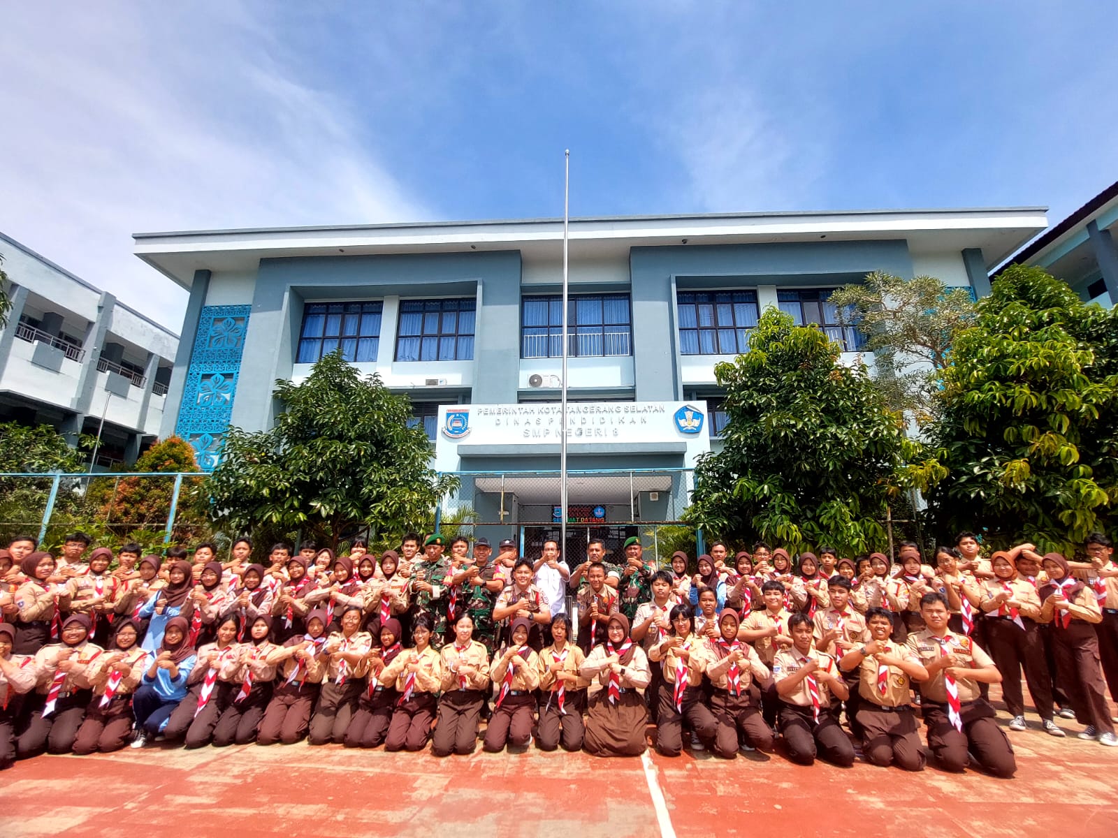 Bersama TNI-Polri Siswa SMPN 8 Tangsel Bersatu Serukan Rasa Aman : Jangan Takut Bersekolah Siswa SMPN 8 Tangsel. Foto : Rachmab/TP