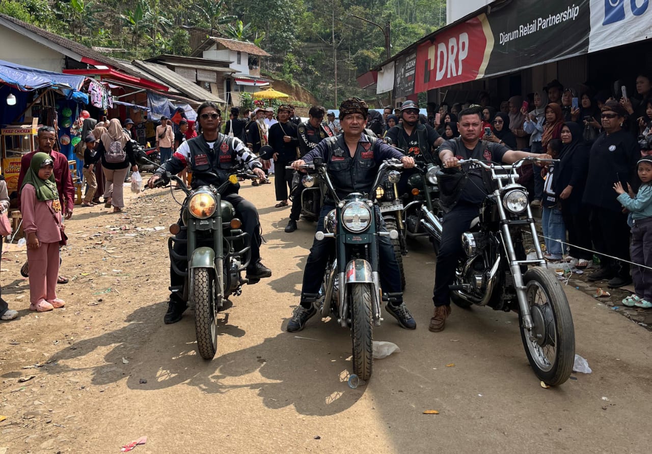 Sejumlah anggota Bikers Brotherhood 1% Banten Chapter berpose bersama saat menghadiri acara Seren Taun Kasepuhan Cisungsang 2025.