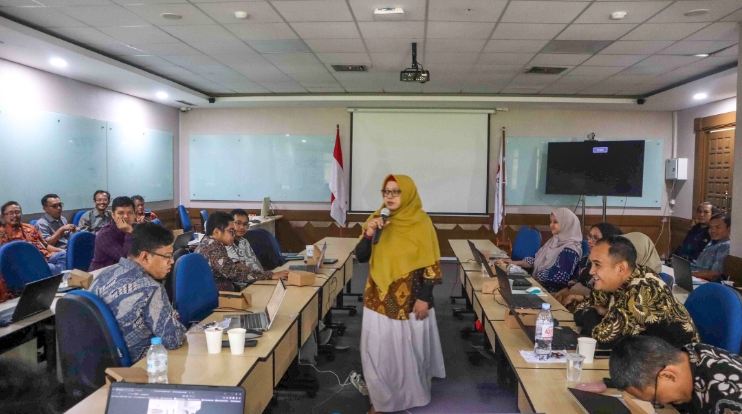 Kepala Pusat Riset Metalurgi BRIN, Dr. Ika Kartika, M.T., memberikan penjelasan dalam pelatihan pengenalan besi dan baja bagi petugas Bea Cukai di Gedung Pusdiklat No. 124, KST BJ Habibie, Tangerang Selatan. (tangselpos.id/lim)