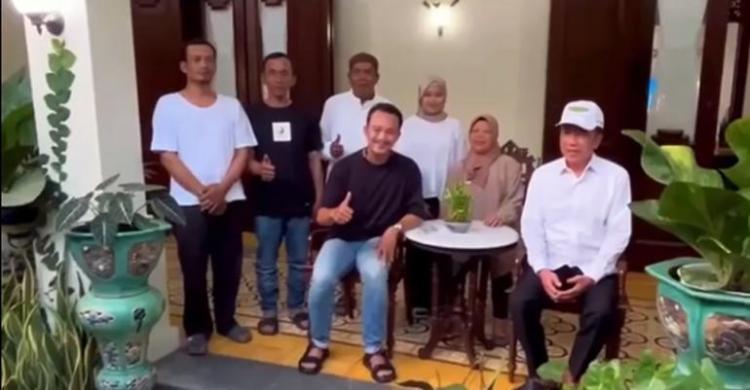 Giliran Warga NTT yang bertamu dikediaman Jokowi di Solo. Foto : Ist