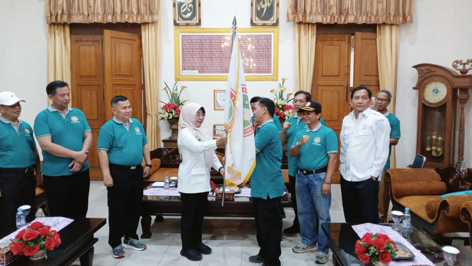 Bupati Pandeglang, Raden Dewi Setiani melepas 30 atlet kontingen Porsenijar PGRI Kabupaten Pandeglang, di Ruang Garuda Pendopo setempat, Rabu (24/9/2025).(Istimewa)