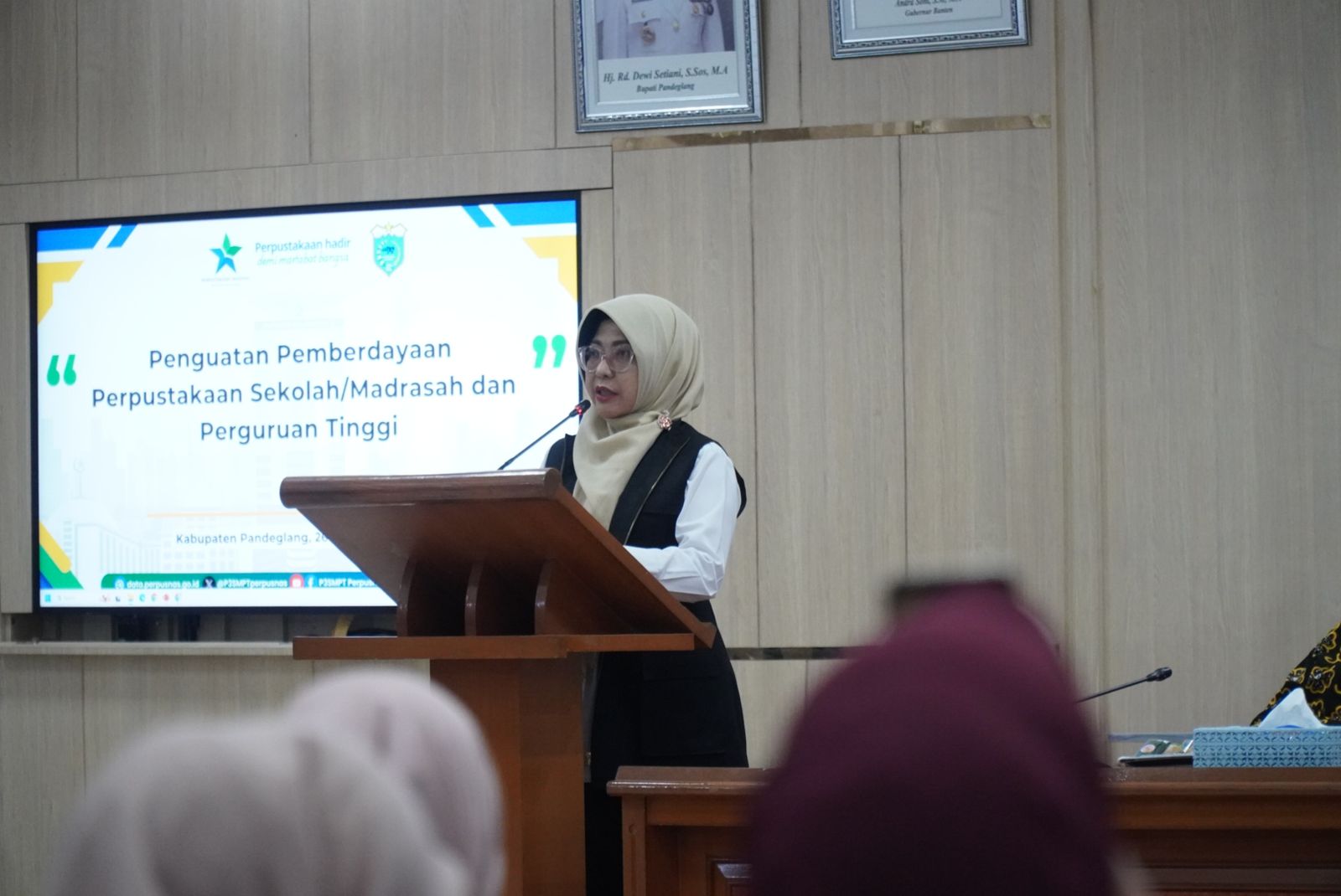 Bupati Dewi Setiani, saat menyampaikan sambutan dalam acara Penguatan Pemberdayaan Perpustakaan Sekolah/Madrasah dan Perguruan Tinggi, di Oproom Sekretariat Daerah (Setda) Pandeglang, Jumat (26/9/2025).(Istimewa)
