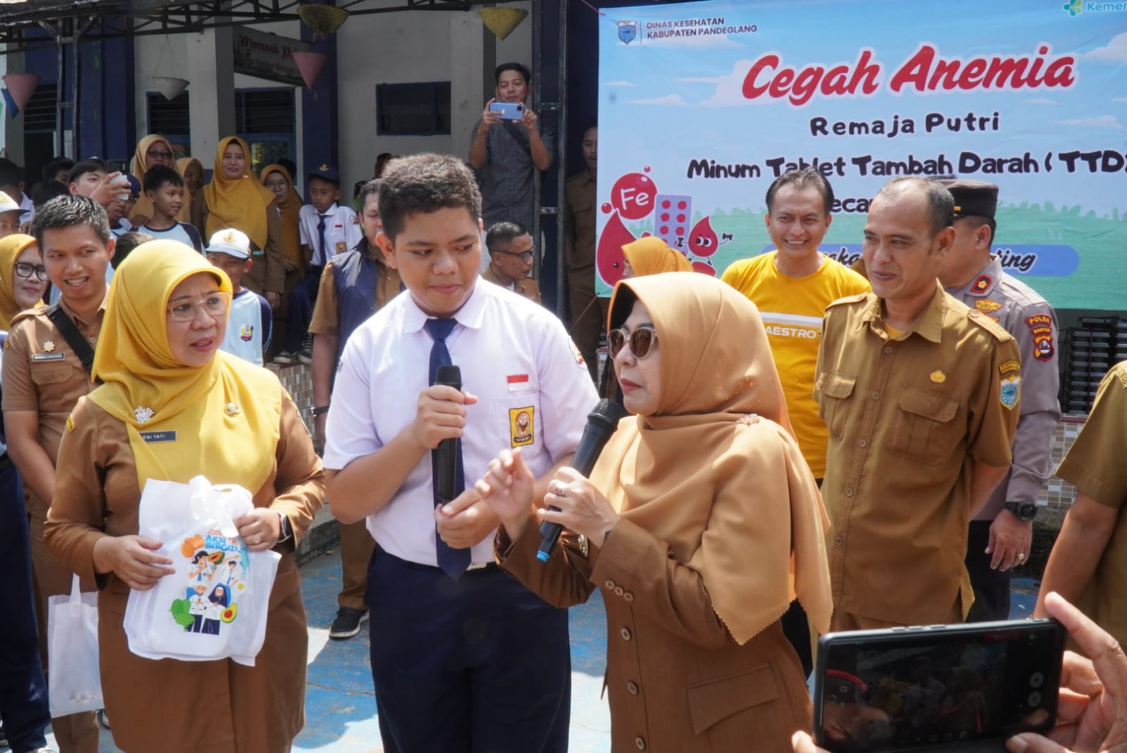 Bupati Dewi Setiani Tinjau Program MGB dan SPPG di Labuan Bupati Pandeglang, Raden Dewi Setiani meninjau pelaksanaan program MBG dan SPPG, di SDN 1 Karanganyer dan SMPN 2 Labuan, Kecamatan Labuan, Senin (22/9/2025).(Istimewa)