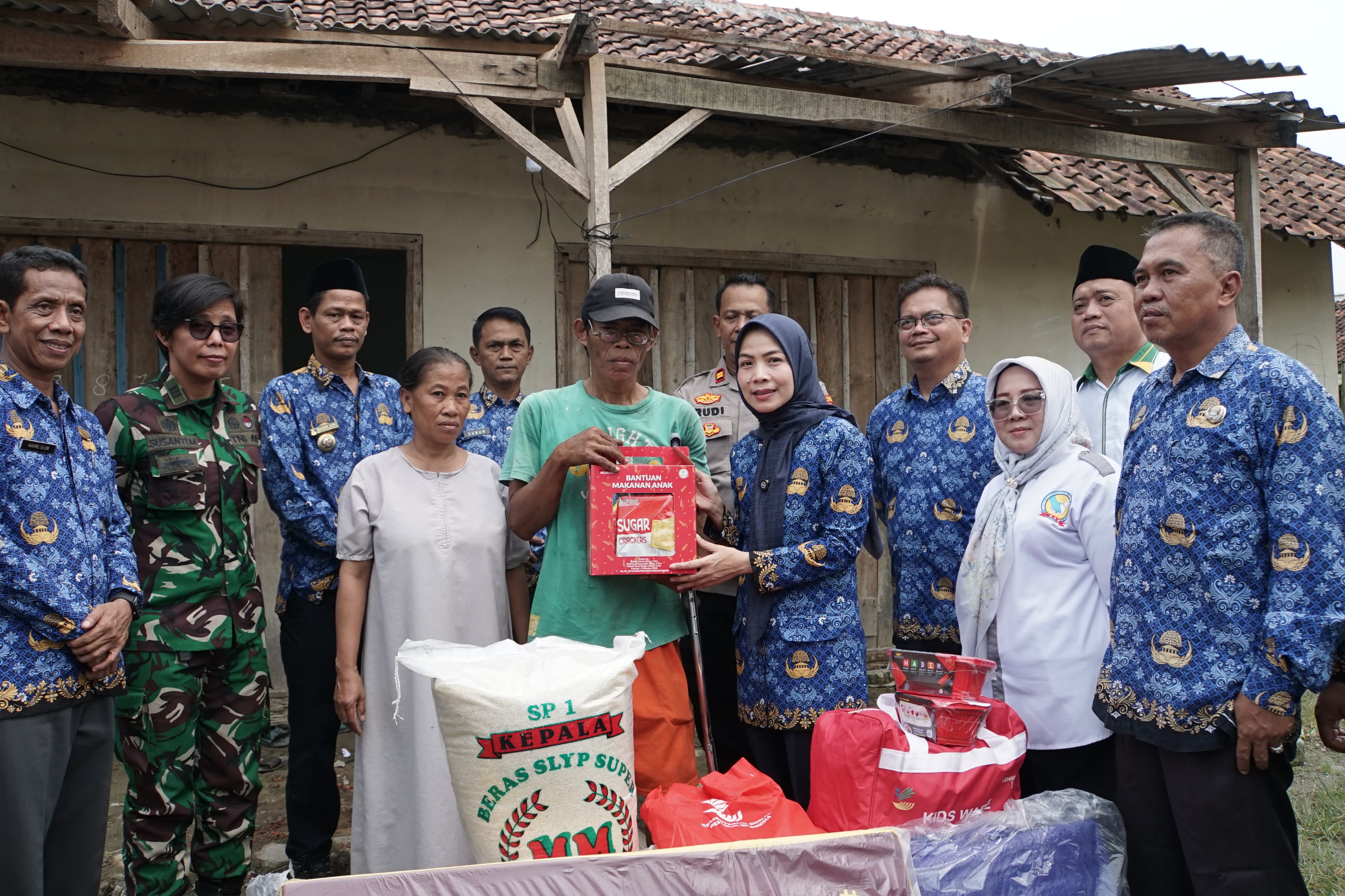 Bupati Serang Tengok Korban Puting Beliung di Desa Bojongpandan Tunjungteja Foto : Istimewa