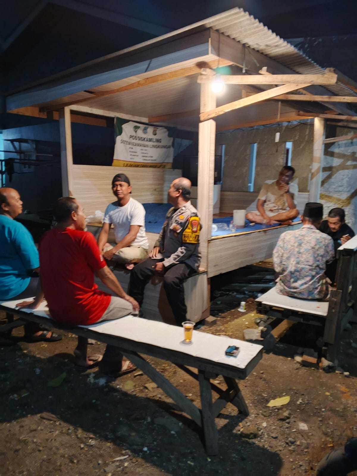 Polsek Serpong tengah meninjau siskamling yang sedang berlangsung di Serpong Utara.