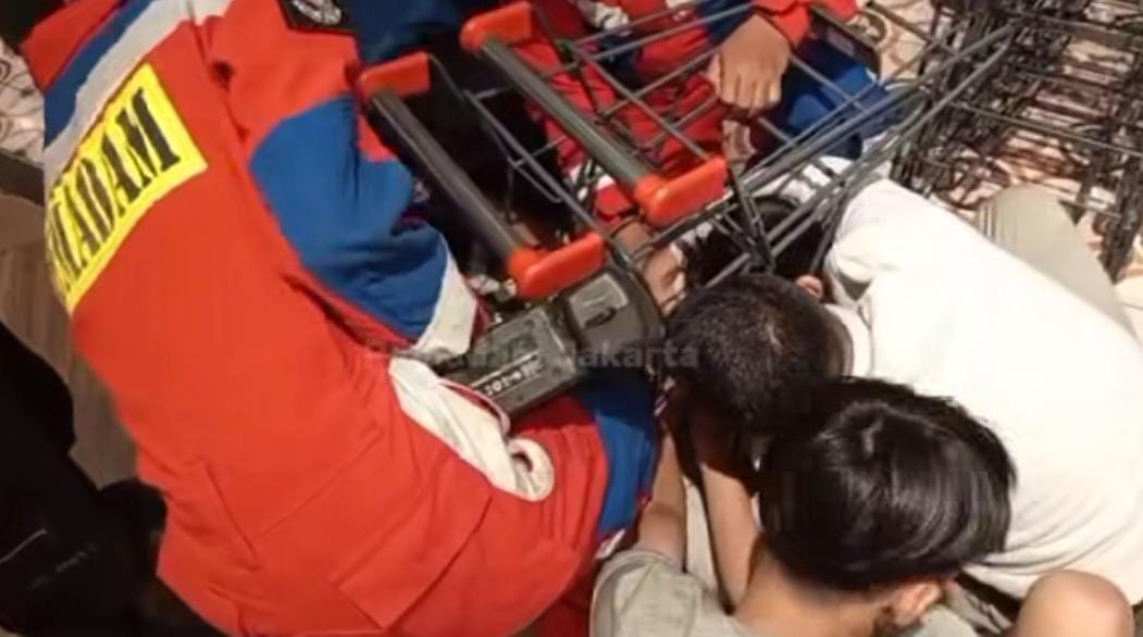 Damkar Evakuasi Balita Terjebak dalam Troli Belanja di Supermarket Jakbar Foto : Ist