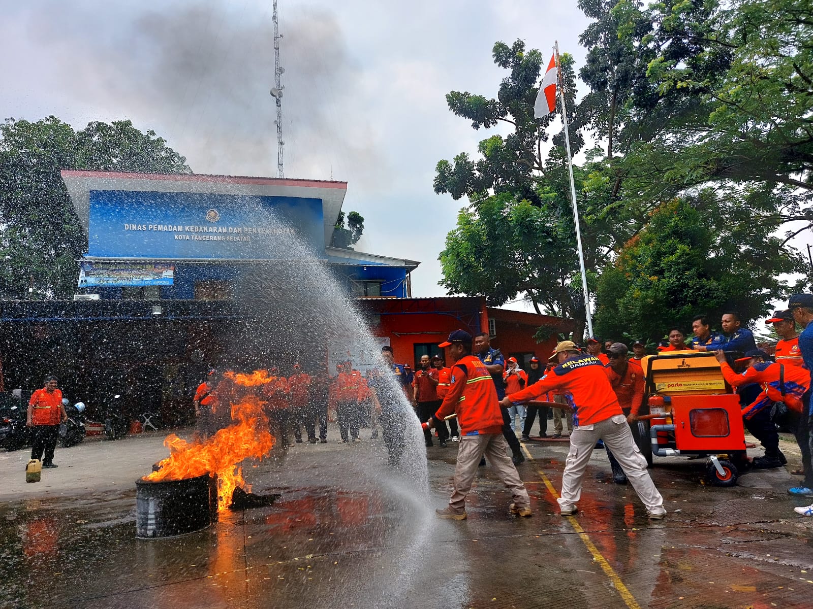 Sebuah alat pemadam api bernama Parta diperagakan langsung di Markas Komando Damkar Tangsel, Serpong Utara, Sabtu (27/9). (tangselpos.id/rmn)